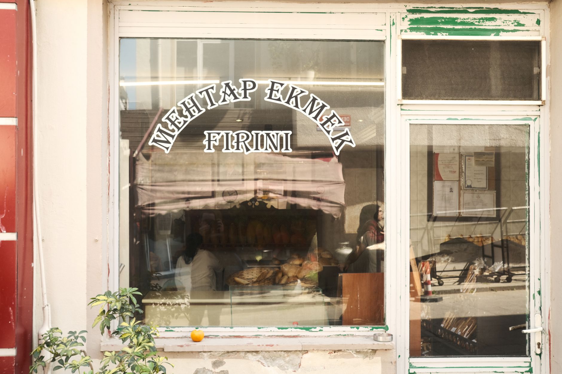 Bäckerei-Schaufenster mit frischen Broten im Fenster