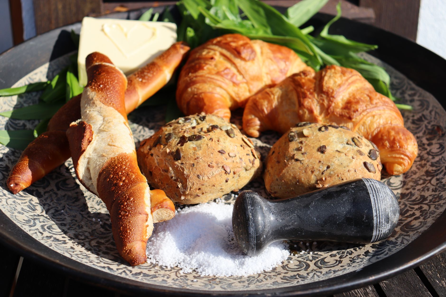 Frisches Brot und Gebäck angerichtet mit Butter